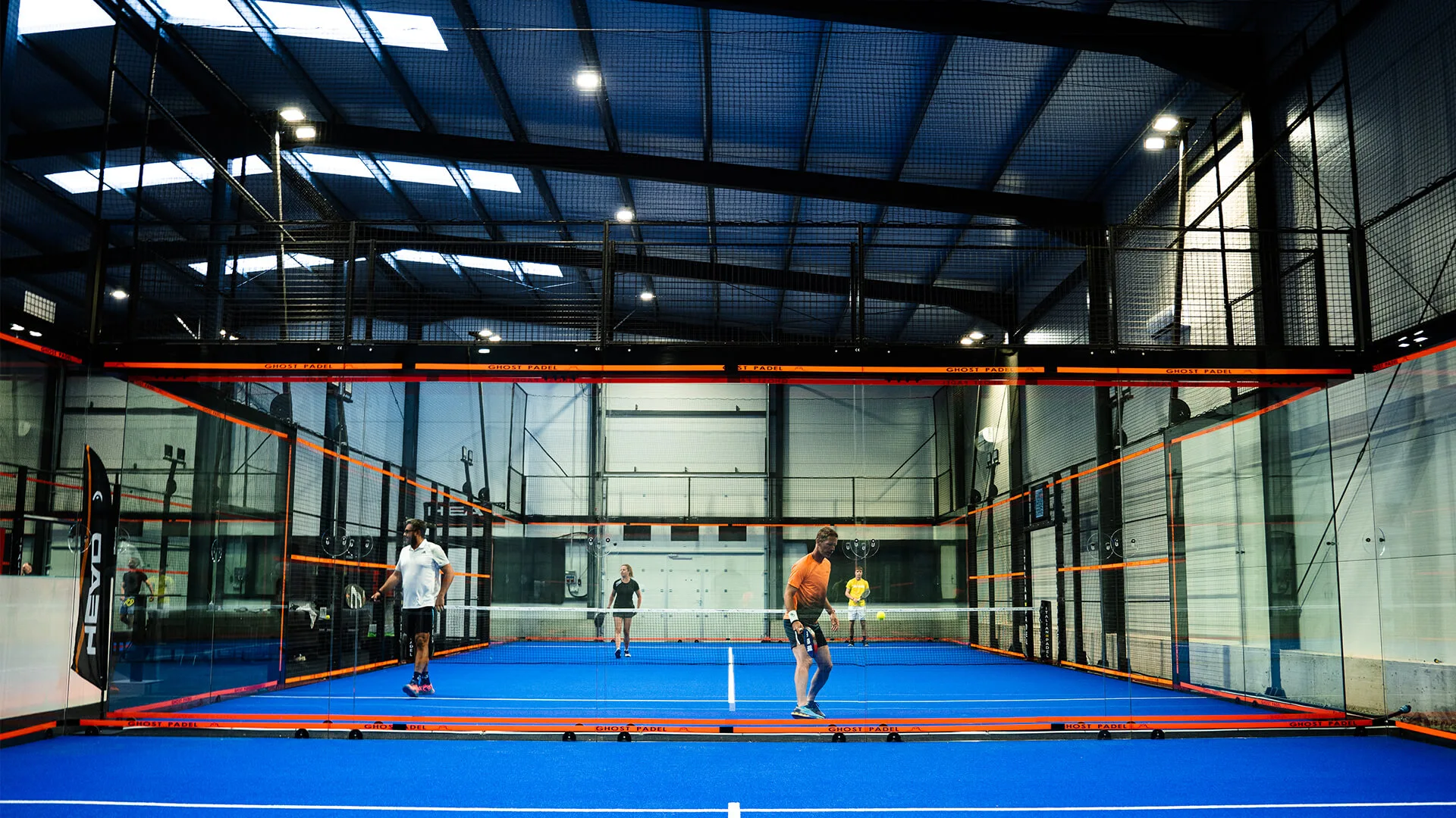 Játék a Budapest Padel kék pályáján