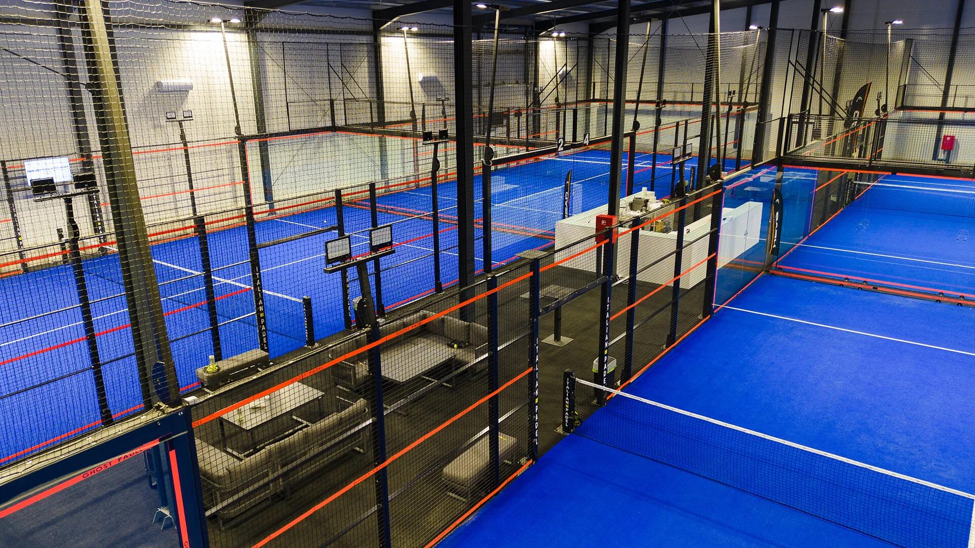 A Budapest Padel egymás mellett elhelyezkedő szuperpanorámás pályái